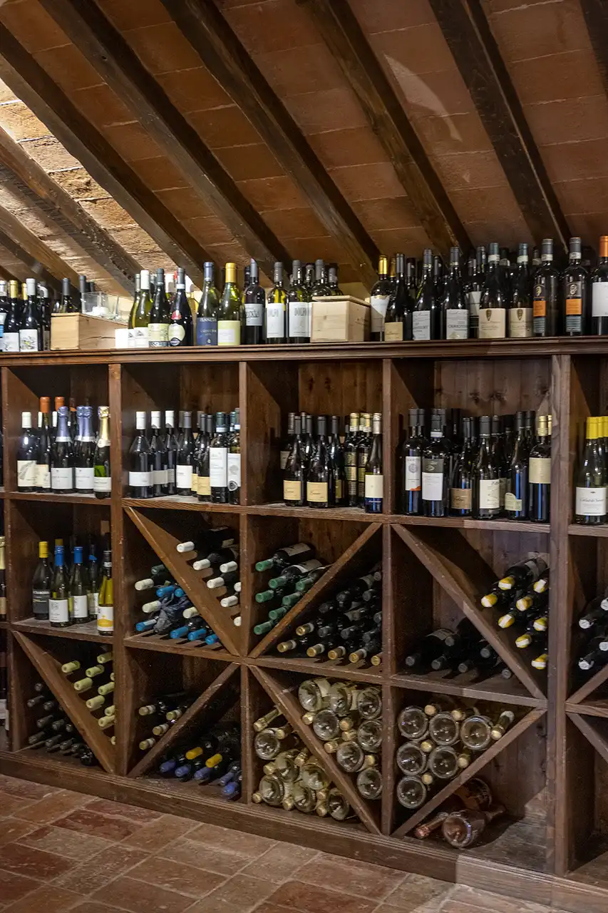 Scaffale con vini enoteca Baracchi
